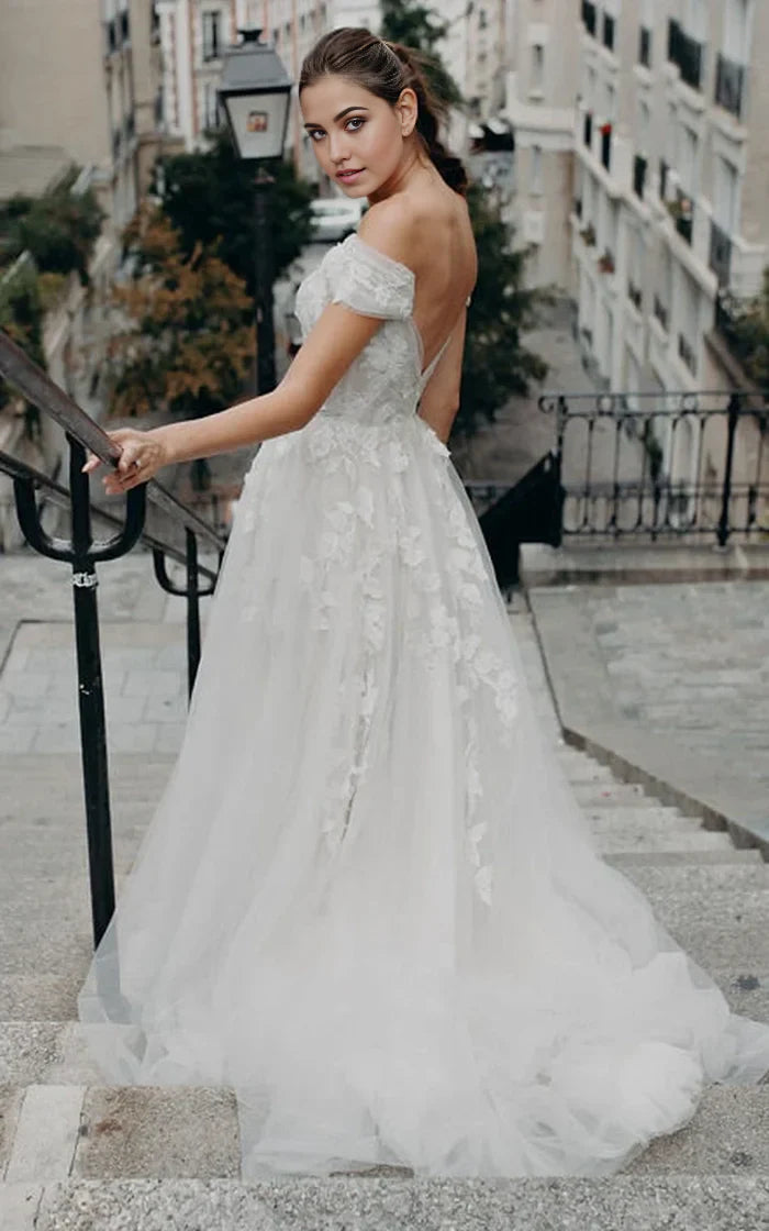 Vestido de novia bohemio de tul con hombros descubiertos, manga corta y cola de cepillo, con apliques